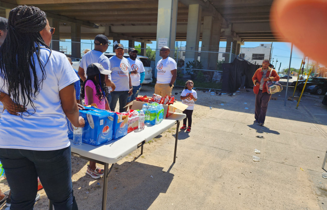 volunteers giving foods